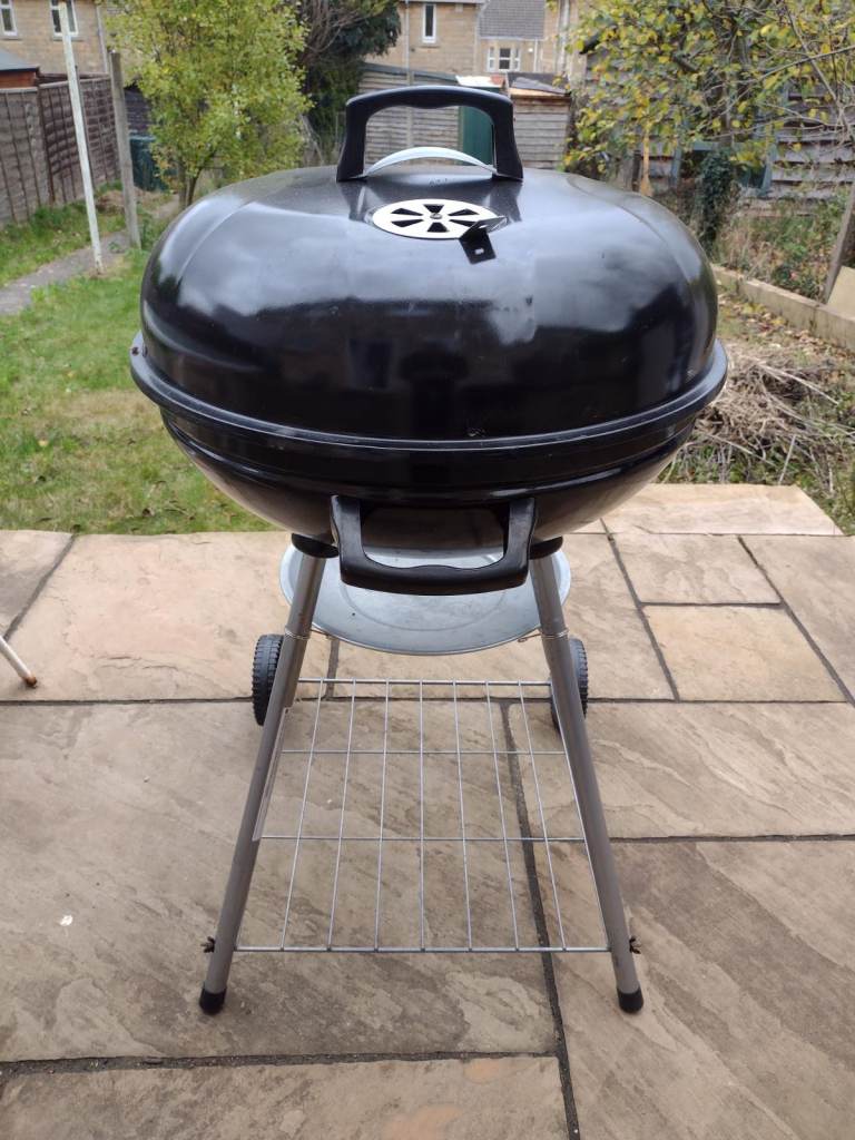 Large charcoal BBQ plus accessories - 57cm grill