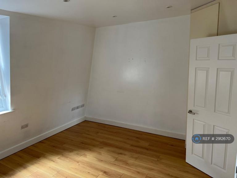 1 bedroom flat in West Hendon Broadway, London, NW9 (1 bed) (#2912670)