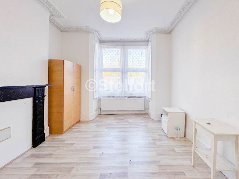 2 bedroom flat in Boleyn Road, London, E7