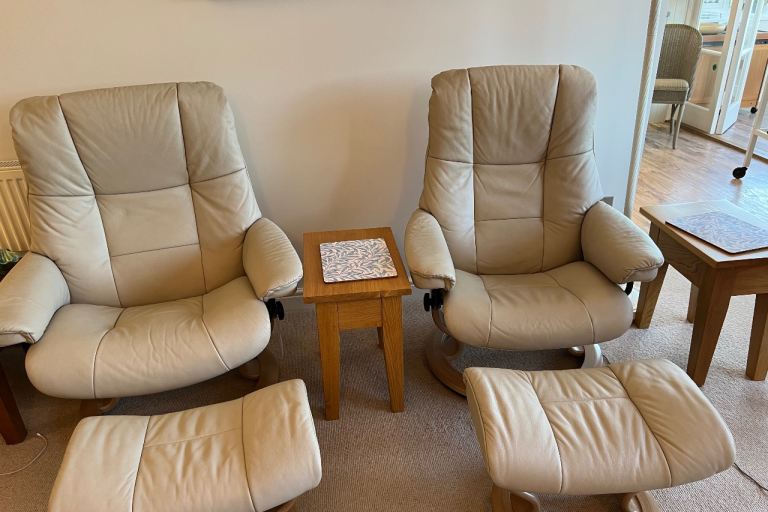 2 stressless Mayfair classic recliner chairs c/w footstools