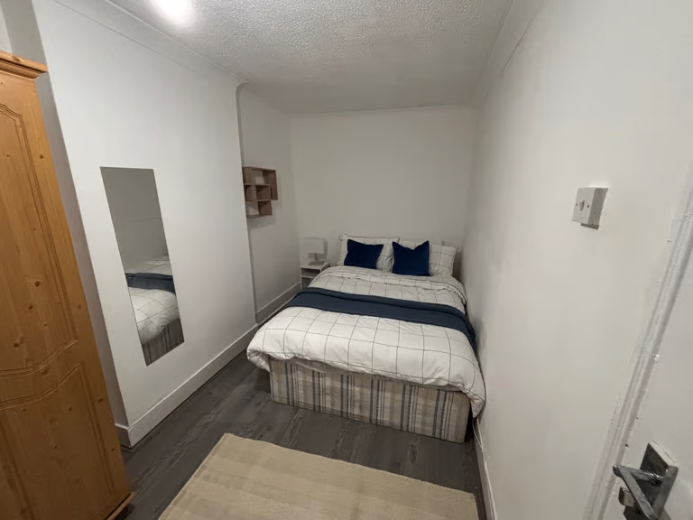 Spacious & Cosy Double Room For Rent AT LU1 1RR