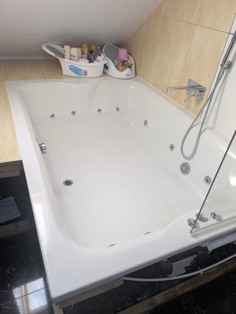 Indoor jacuzzi bath 