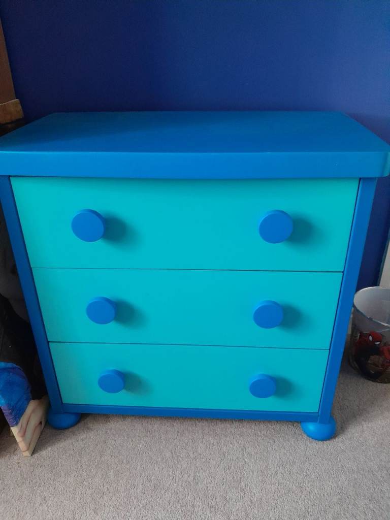 Childs chest of drawers.and bed side table 