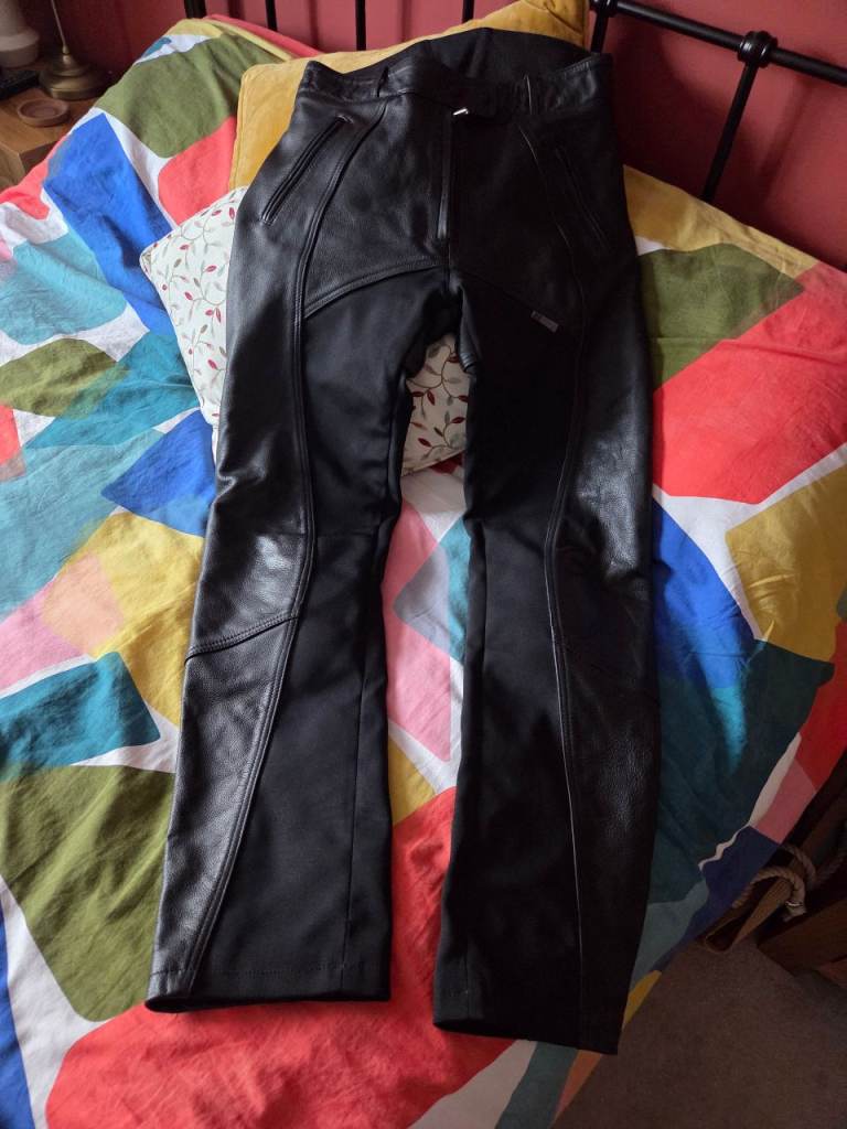Ladies Richa leather motorcycle trousers. Excellent condition. Black. CE knee armour. Size 16 to 18