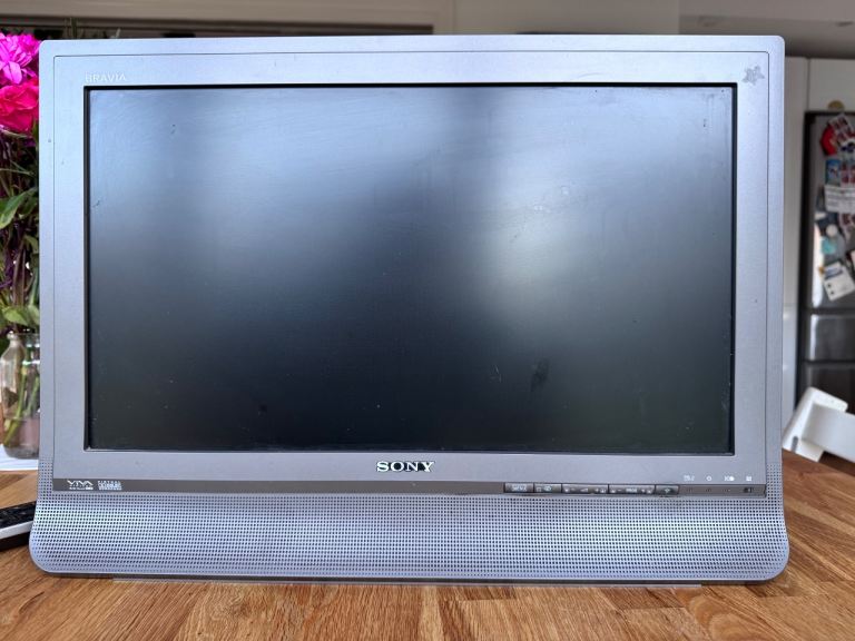 Sony Bravia 20” LCD Digital TV Model: KDL -20B4050