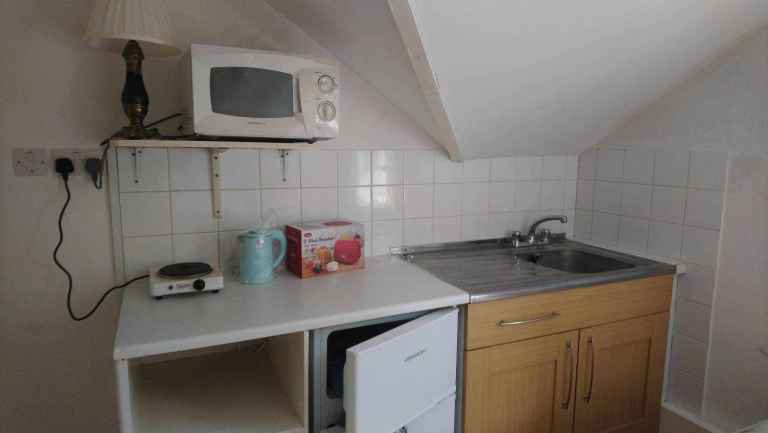 Bright self contained room in friendly family house 5min walk MIDDX Uni BILLS INCL £110pw £477 pcm