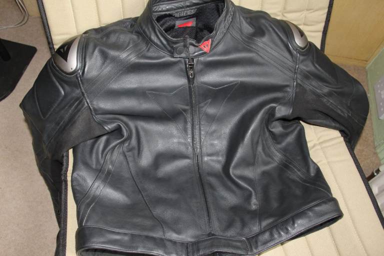 DAINESE Motorcycle Leathers 2 Piece Set Size EU58 - Almost New Condition