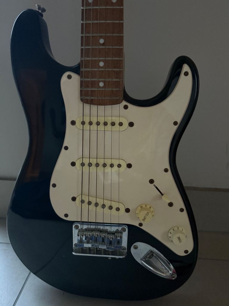 Fender Squier Mini Strat 3/4 Size mini Black Immaculate & Stand