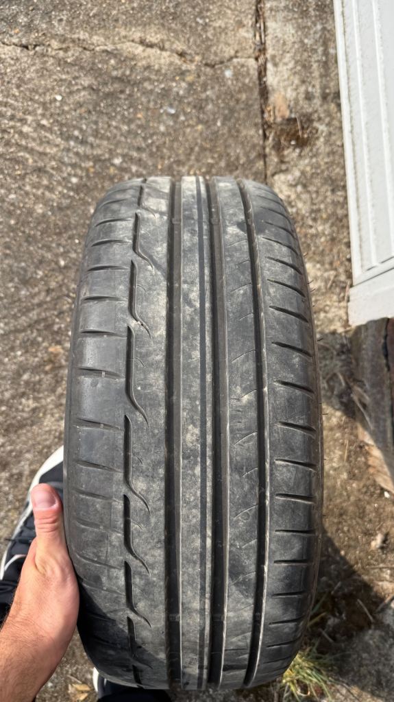 1x tyre - almost new 205/45/17 88w Dunlop sport maxx