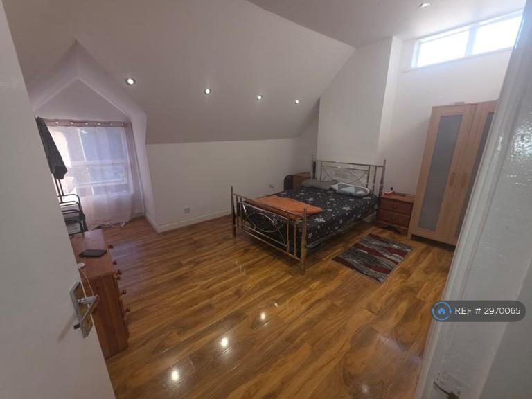 2 bedroom flat in Queens Road, Watford, WD17 (2 bed) (#2970065)