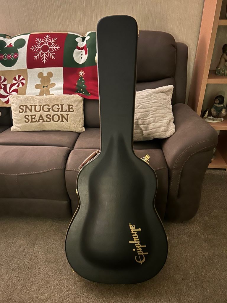 Lovely Acousto-electric guitar with Hardcase
