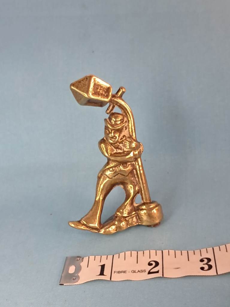 Vintage brass figurine of a drunk man leaning on a lamppost. Collectible. 