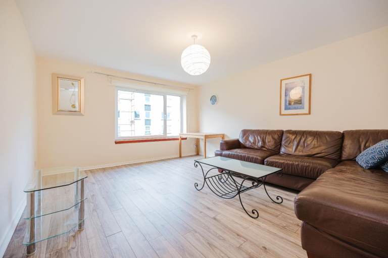Modernised, 3 bedroom (no HMO) 3rd floor flat in Holyrood – available January