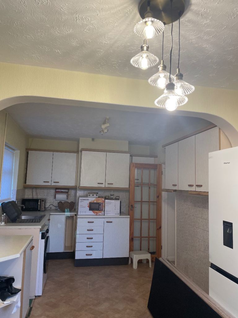 Room available in sopers Lane poole 