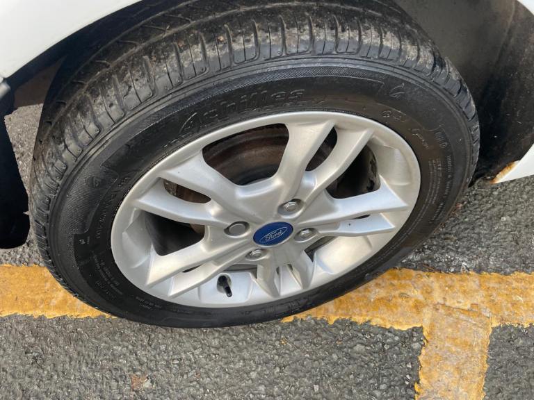 FORD FIESTA 1.2 ZETEC 64 REG WHITE 3 DOOR 11 MONTHS MOT TAX £35 YEAR LOW INSURANCE 50+MPG