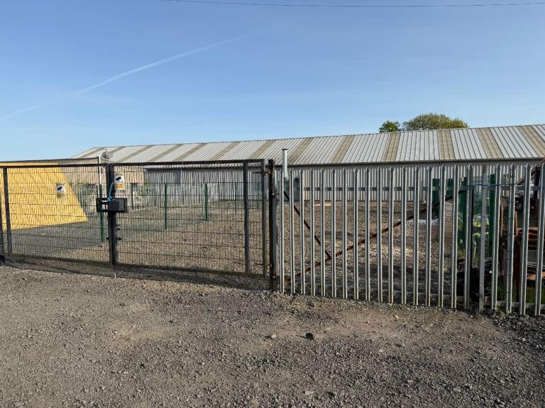 Yard for rent in Airdrie just off M8/A8