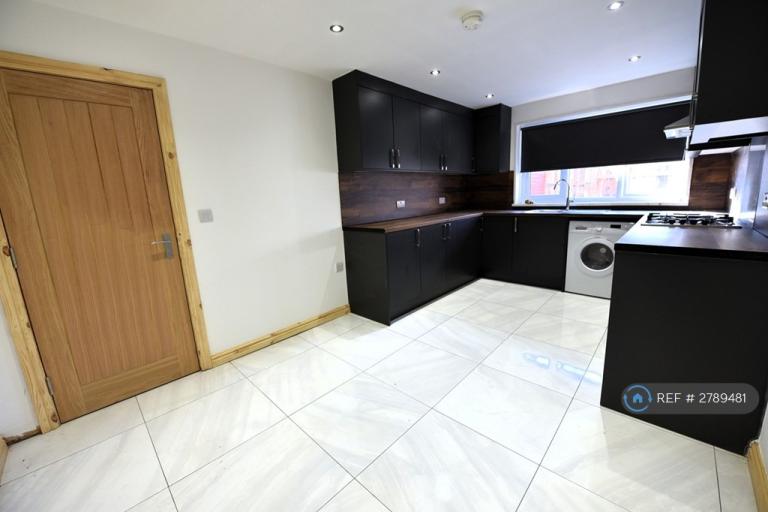 3 bedroom house in St Johns Close, Leeds, LS6 (3 bed) (#2789481)