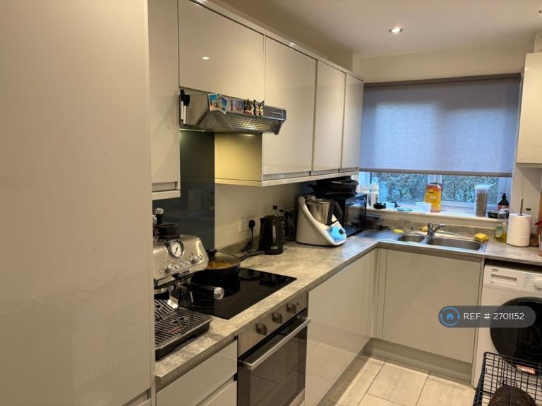 image for 2 bedroom flat in Collingwood Place, Walton-On-Thames, KT12 (2 bed) (#2701152)