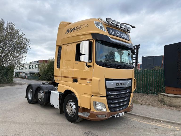 68 DAF XF 530 FTG superspace mid lift double bunk euro6 6x2 tractor unit 