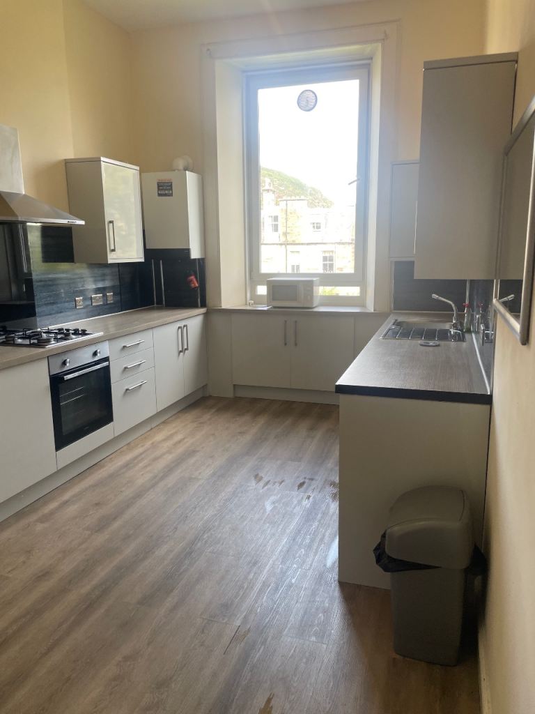 4 bedroom HMO WITH SEPARATE LIVING ROOM DINING KITCHEN FULL HMO
