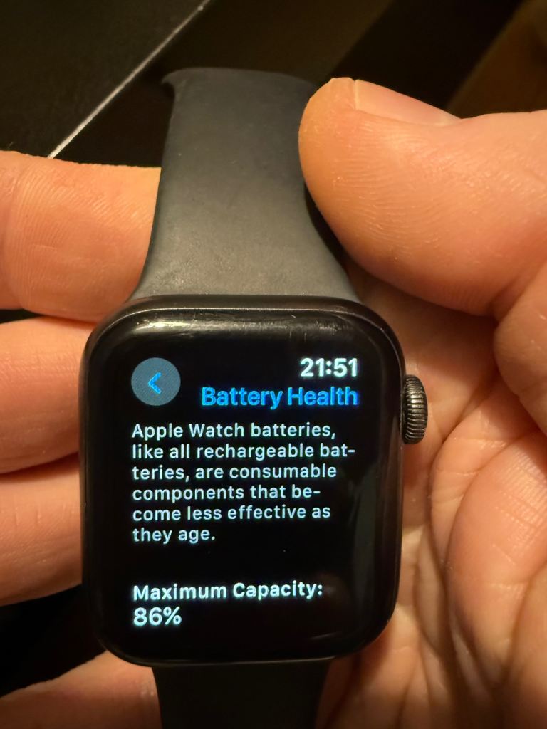 Apple Watch Series 4 40mm Space Gray Aluminum – Black Sport Band