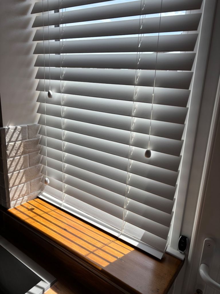 White Venetian Blinds – Good Condition