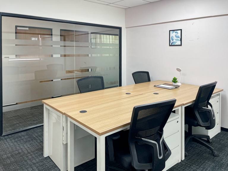 Southampton - SO18 2RZ \ Spacious Office for Up to 15 Workstations