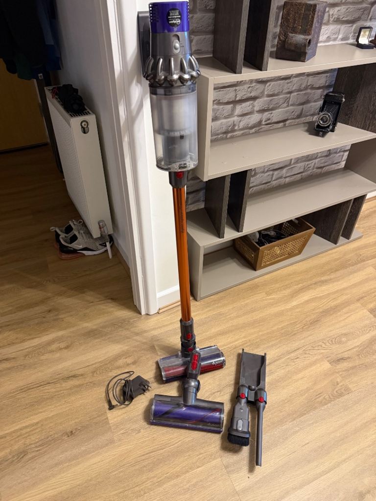 Dyson Cyclone V10 Absolute Cordless Vacuum Cleaner \+ Accessories