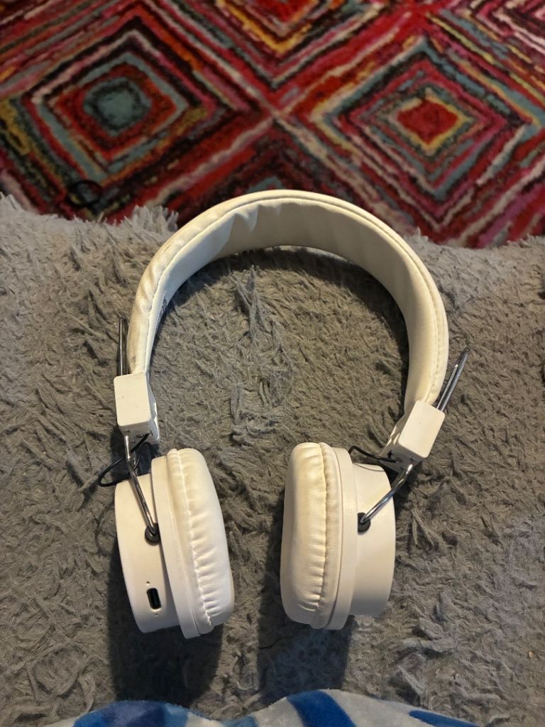 White Wireless Headphones – Good Condition