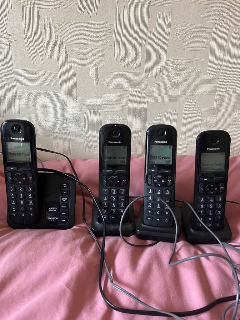 PANASONIC PNLC 1042 BASE PHONE PLUS 3 EXTRA HANDSETS AND BASES - WITH INSTRUCTIONS