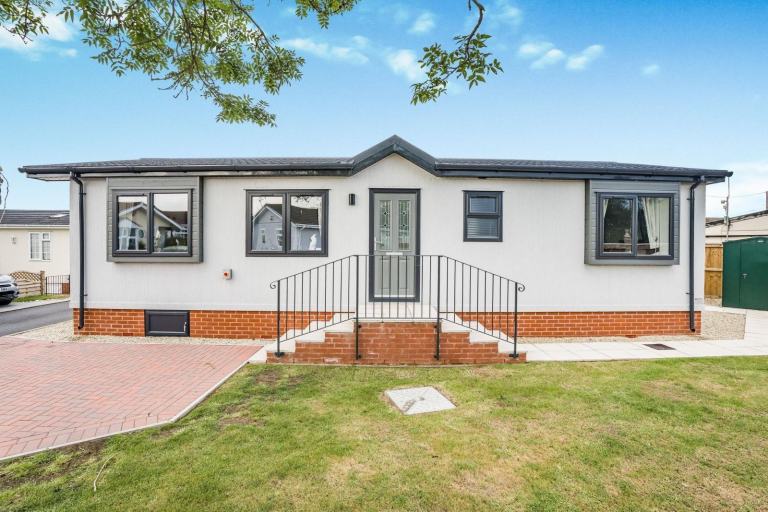 Oakgrove Waverton in Tewkesbury  - Lodge / Caravan 