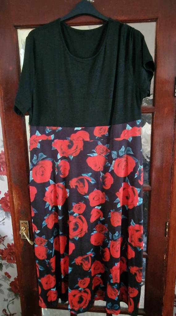 4xl black dress with roses on