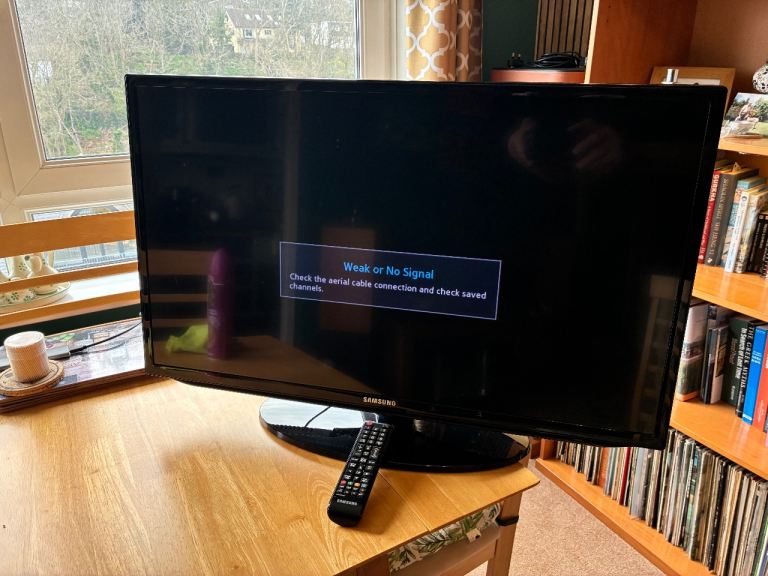 Samsung UE32EH5000K TV, 32” 1920x1080 Flat Screen TV with stand and remote control