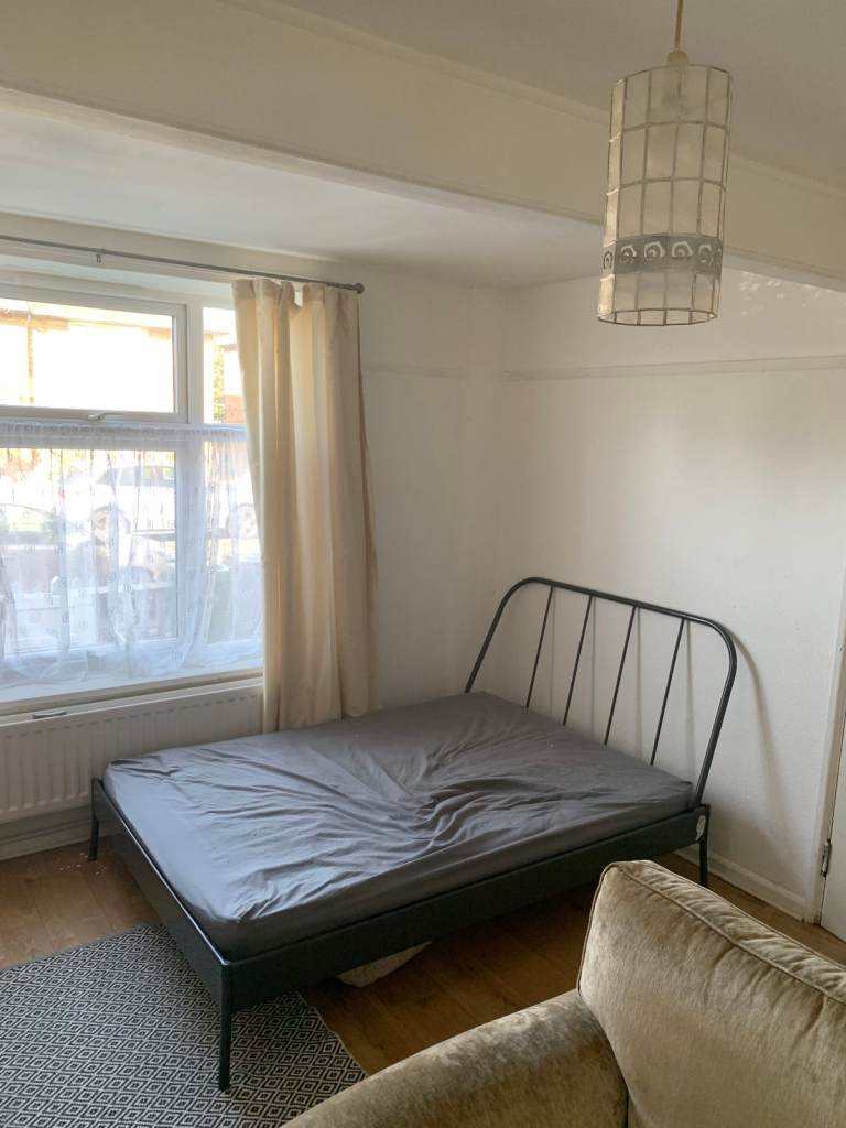 BRIGHT DOUBLE ROOM FOR RENT 