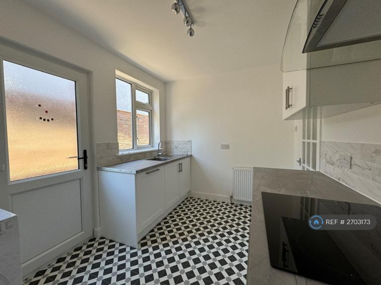 2 bedroom flat in Lower Queens Road, Ashford, TN24 (2 bed) (#2703173)