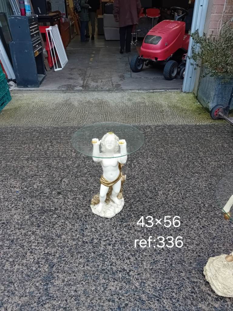 Beautiful table with cherub base with clear glass, Ref:336