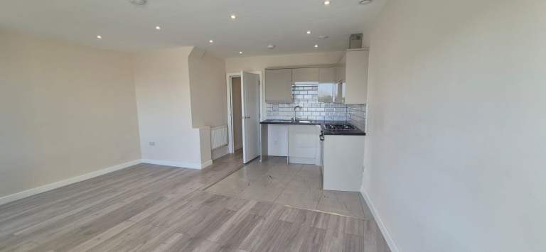BRAND NEW 1-BEDROOM FLAT IN MITCHAM