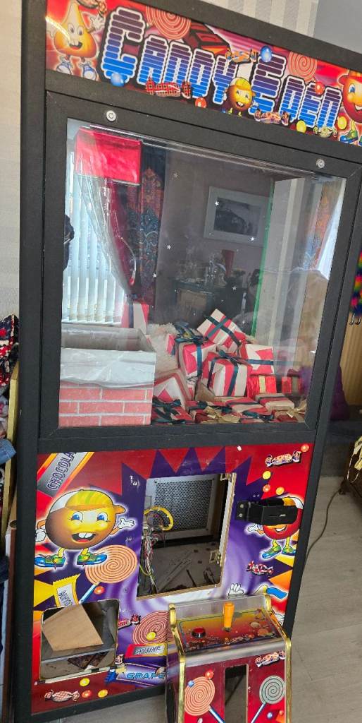 Arcade claw machine
