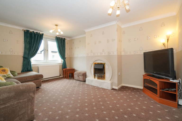⭐ Clydebank - Spacious & Bright 2-Bed Flat | Quiet Location | Great Transport Links⭐