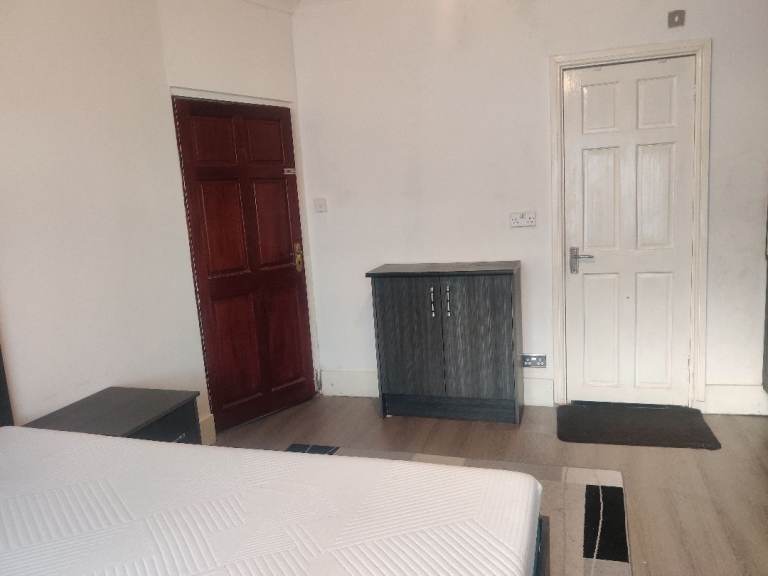 Self Contained Double bedroom available to Rent in Hounslow TW46AP 