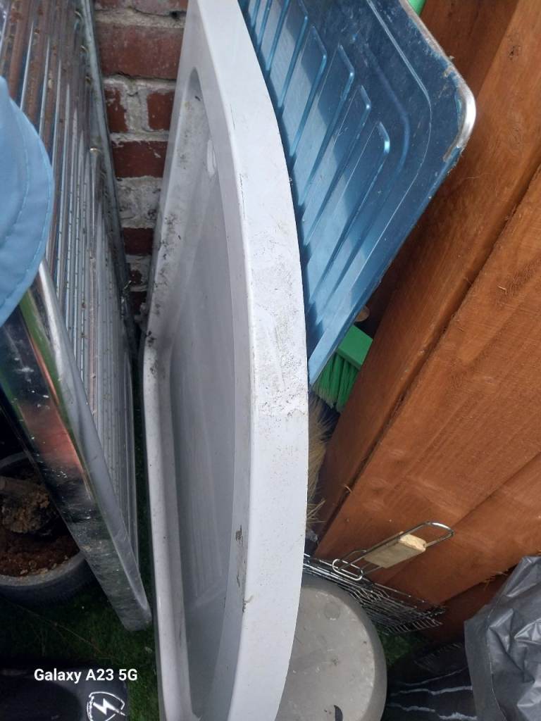 Corner white shower tray 700mm