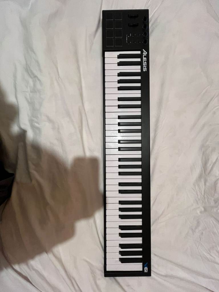 Alesis V61 MIDI Keyboard Controller 61-Key – Pads, Knobs, USB – Excellent Condition