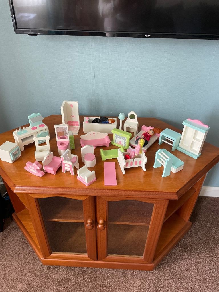 Wooden Dolls house furniture 25 items good condition 