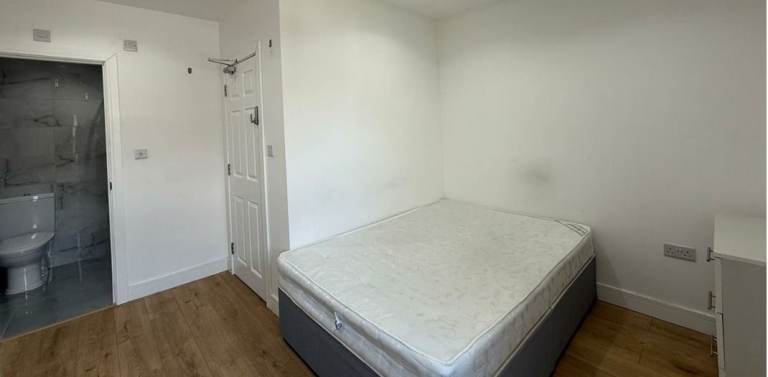 Ensuite Room in Slough, SL13RG