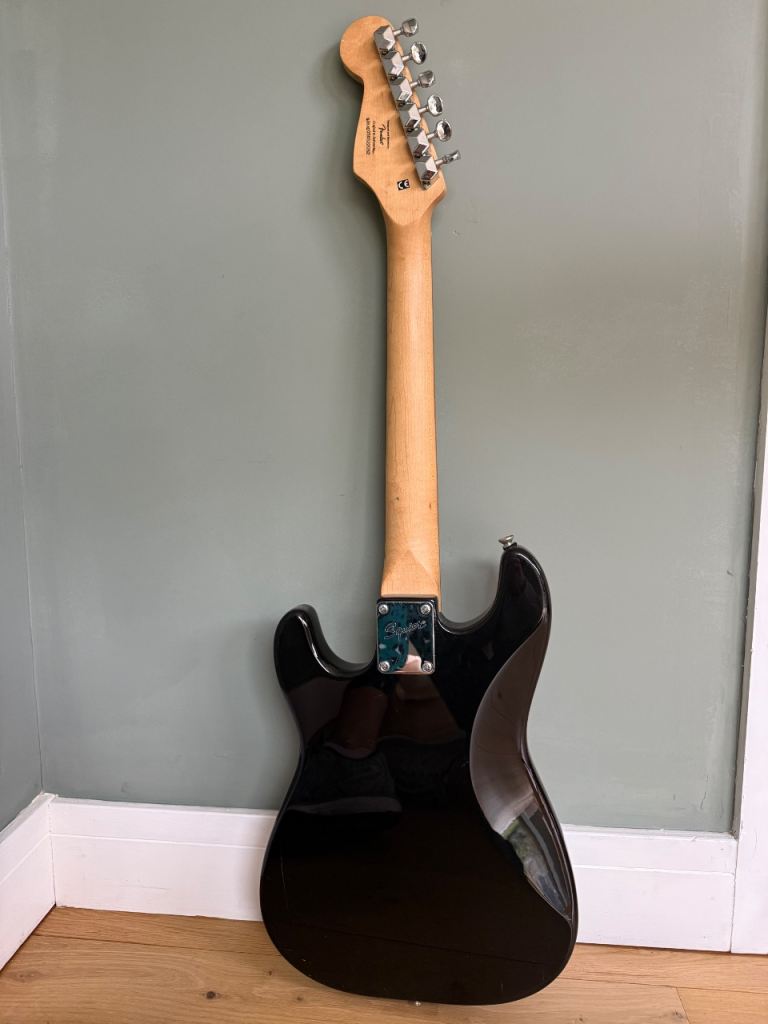Fender Squier Mini Strat 3/4 Size mini Black Immaculate & Stand
