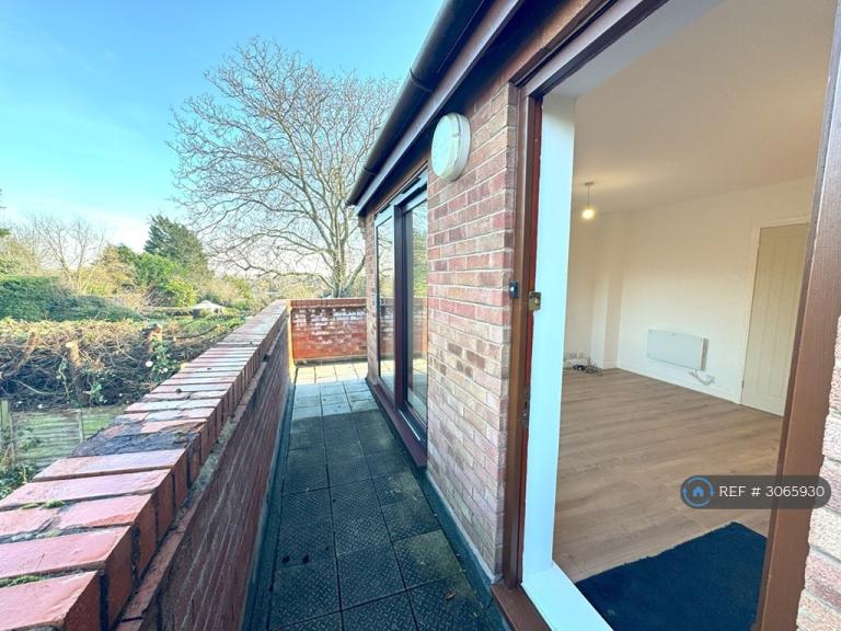 2 bedroom flat in Alcester Road, Stratford-Upon-Avon, CV37 (2 bed) (#3065930)