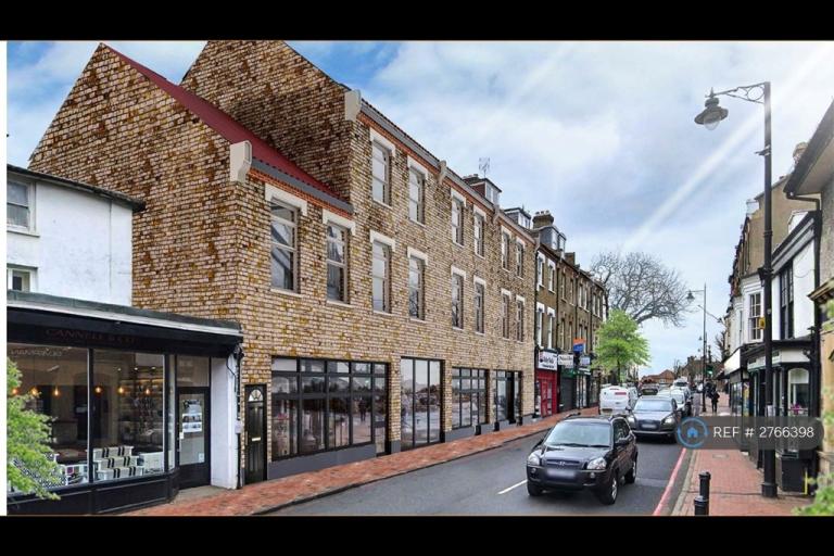 1 bedroom flat in High Street, Carshalton, SM5 (1 bed) (#2766398)