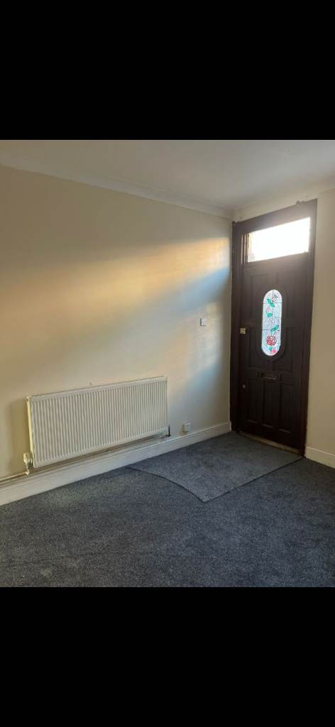 2 bedroom home to rent - 5 minutes walk from town centre - newly carpeted