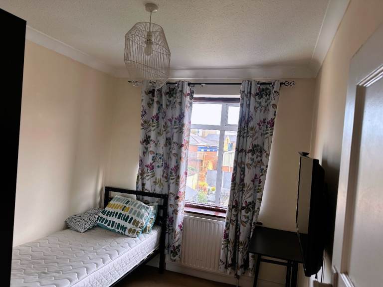 Double Room in Dartford to Rent – Close to High Street & Station