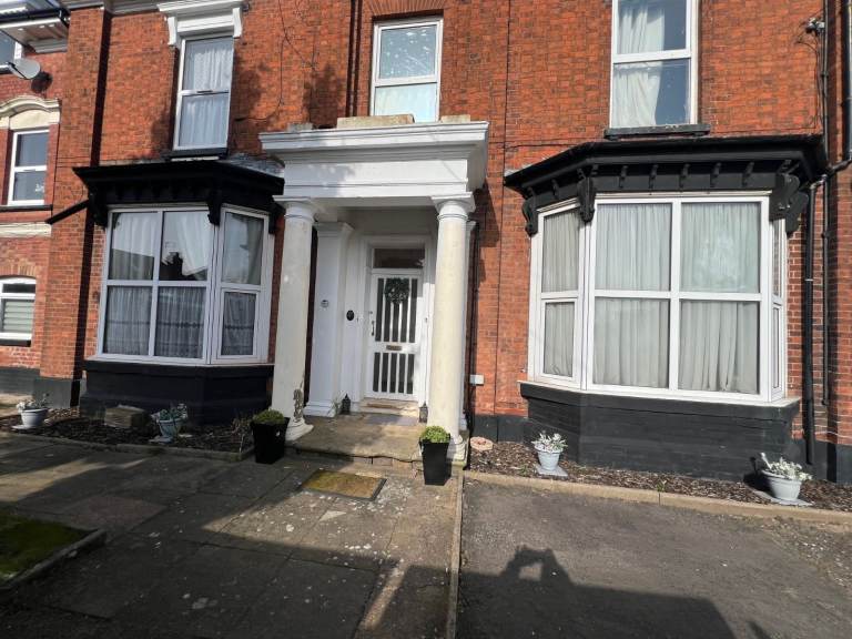 GROUND FLOOR ** ONE BEDROOM FLAT TO RENT ** PRIVATE ROAD ** AVAILABLE IMMEDIATELY **